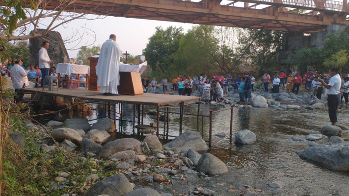 Ciudadanos se reúnen en Río Pijijiapan para rezar ante sequía