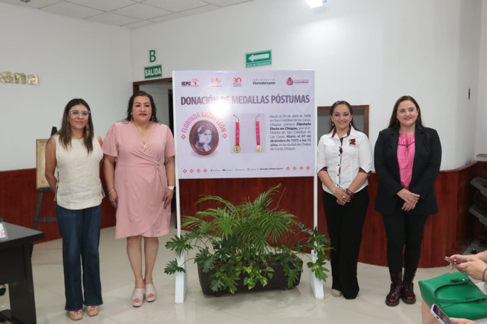 Recibe IEPC donación de medallas póstumas de la Colectiva “Florinda Lazos León”