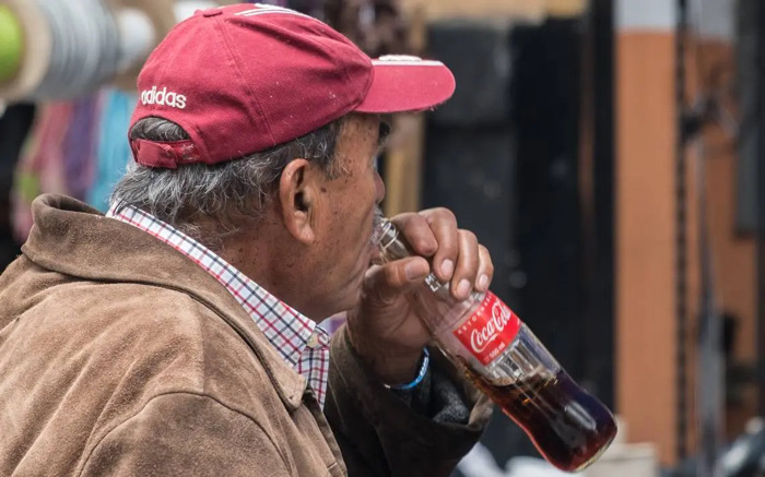 Chiapas consumidor número 1 en México de Coca-Cola, ¿cuál es el precio en salud y agua?