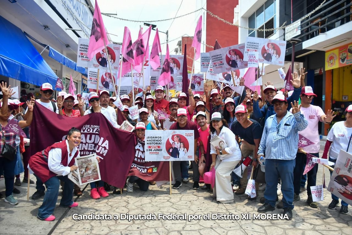 Rosy Urbina junto al líder de Morena, Carlos Molina, recorren el centro de Tapachula