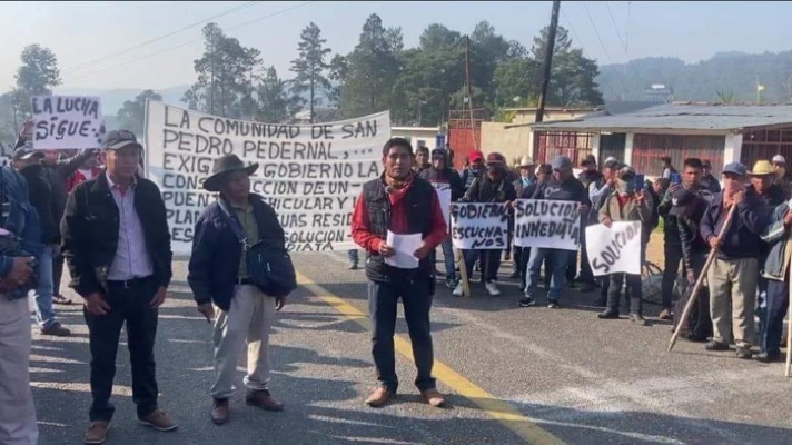 Bloquean carretera Cristóbal-Huixtán en protesta por falta de infraestructura