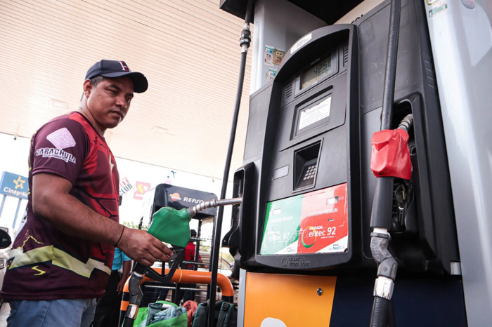 Octavo día de protesta: Maestros toman gasolineras y regalan combustible