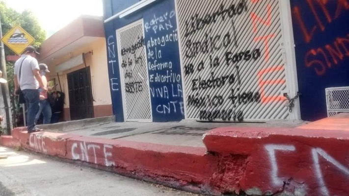 Maestros de la CNTE queman y vandalizan oficinas de partidos