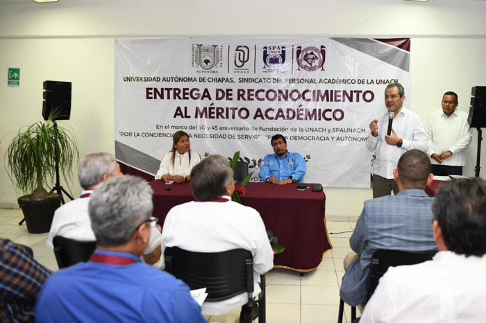 Entregan Medalla de Reconocimiento al Mérito Académico a docentes en activo y jubilados de la UNACH en Tapachula