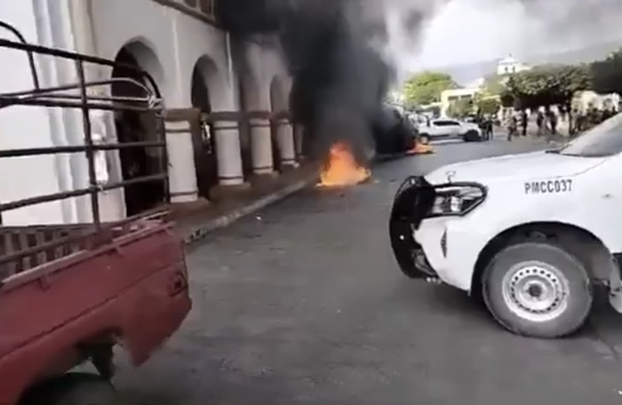 Protestas en Chiapa de Corzo; prenden fuego frente a alcaldía
