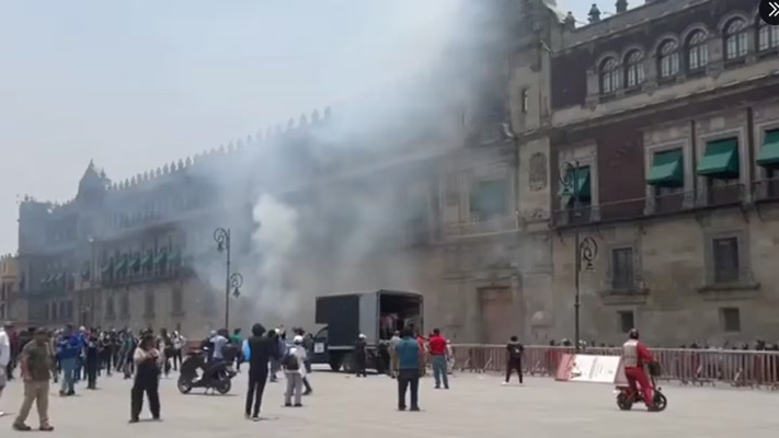 Protesta de Normalistas de Ayotzinapa frente a Palacio Nacional deja 30 policías heridos