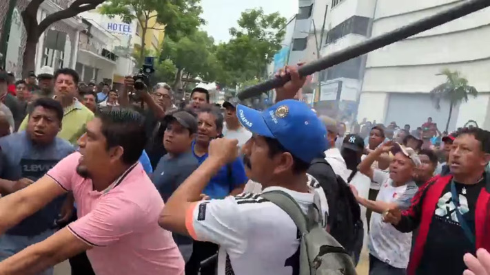 Maestros de la CNTE atacan a simpatizantes de la “Marea Rosa” en Tuxtla