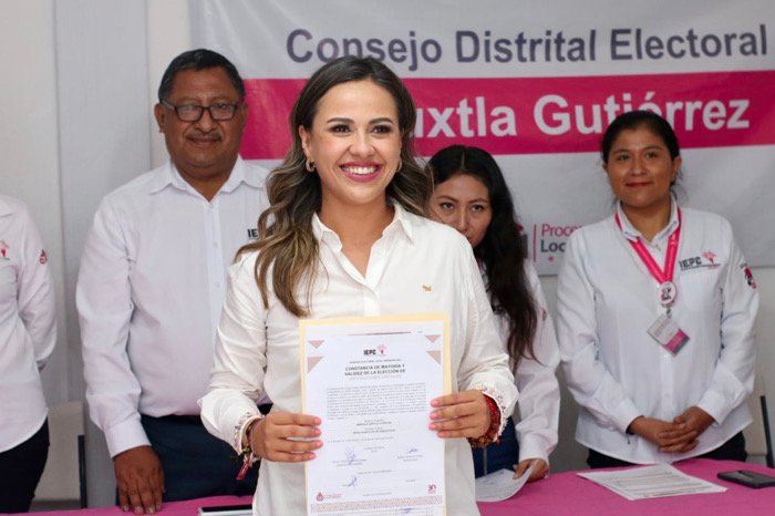 Recibe Marcela Castillo constancia de mayoría como Diputada Local Electa.