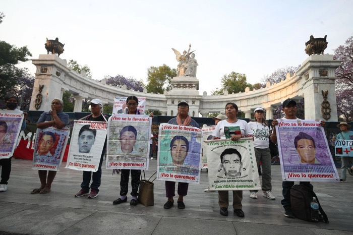 Gobierno presenta informe presidencial sobre Ayotzinapa; normalistas y familiares critican su falta de avances