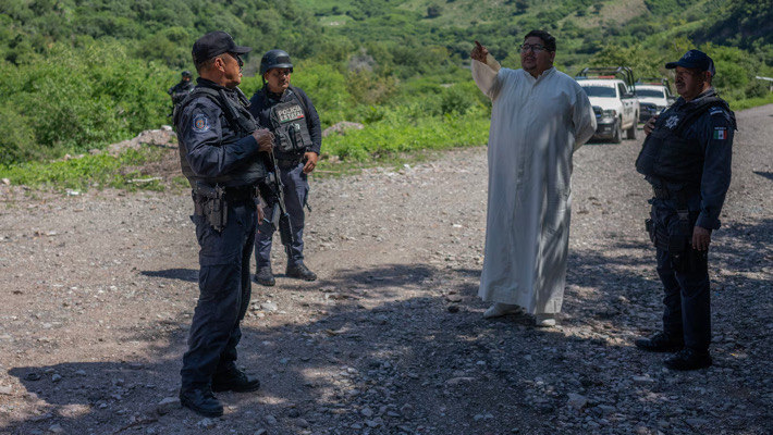 Reportan “persecución persistente y amenazante” contra el padre Filiberto Velázquez en carretera local