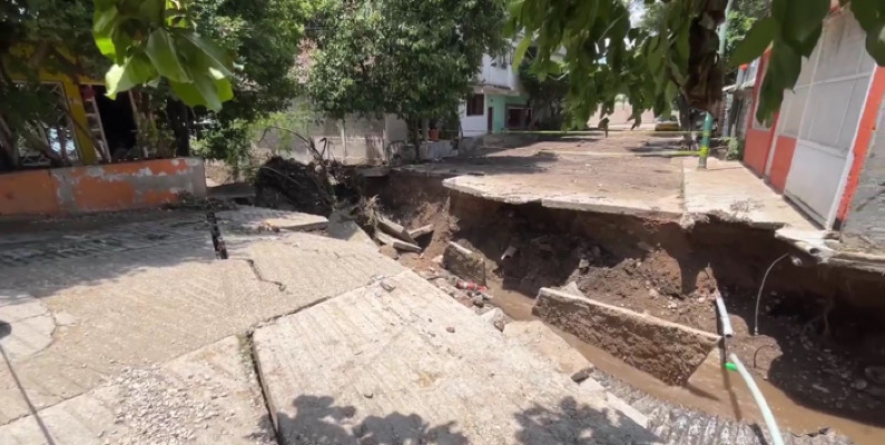 Temen vecinos del barrio Niño de Atocha que socavón colapse viviendas