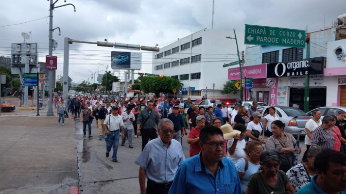 Jubilados marchan en Tuxtla por pensiones dignas