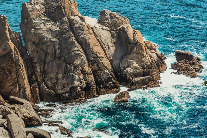 Junto al mar embravecido / Crónicas de Frontera