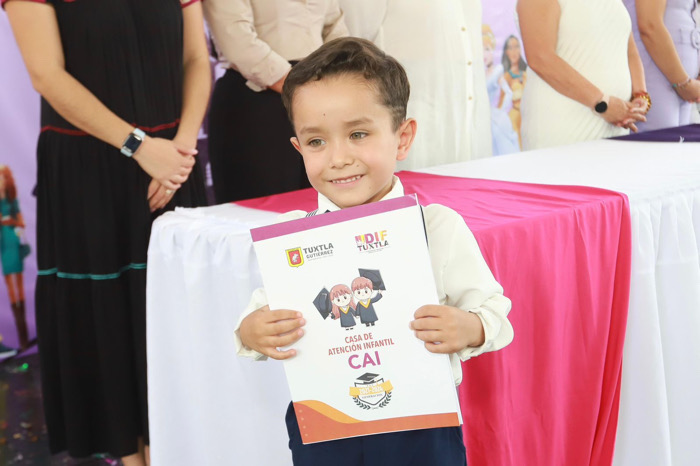 DIF Tuxtla, llevó a cabo la Clausura del Ciclo Escolar 2021- 2024 donde niñas y niños culminaron su formación de UneToc