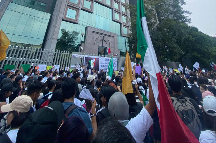 AMLO acusa a maestros de la UNAM de influir a estudiantes en protestas contra la reforma judicial