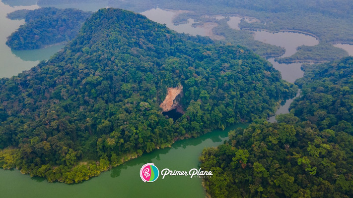 Laguna Metzabok en la Selva Lacandona de Chiapas