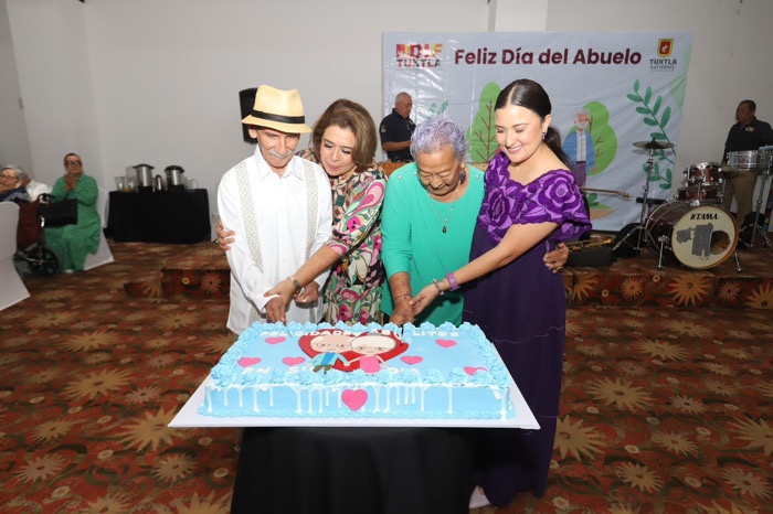 DIF Tuxtla festeja el Día del Abuelo