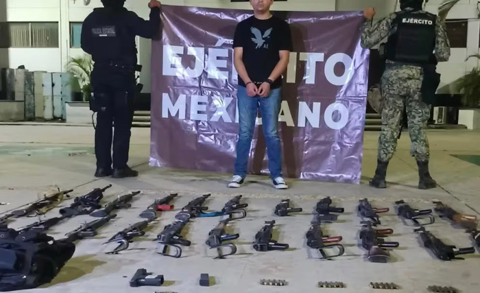 Detienen a funcionario con arsenal y drones en operativo militar