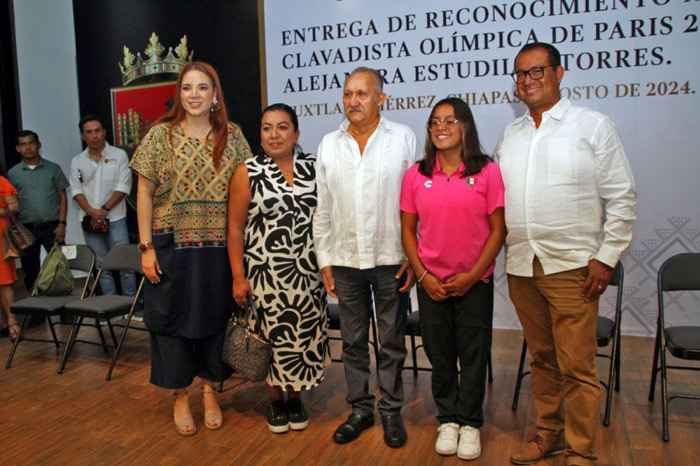 La olímpica Alejandra Estudillo Torres convive con niños y jóvenes deportistas chiapanecos