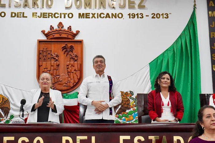 Rutilio Escandón impone Medalla “Rosario Castellanos” a Fanny López Jiménez, descubridora de la tumba de la Reina Roja