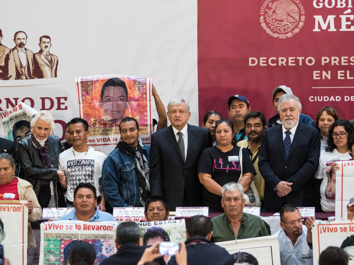 A diez años de Ayotzinapa, familias acusan a AMLO de dejar el caso en la impunidad