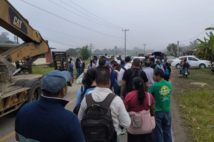 Múltiples bloqueos carreteros paralizan el estado; habitantes se niegan a participar