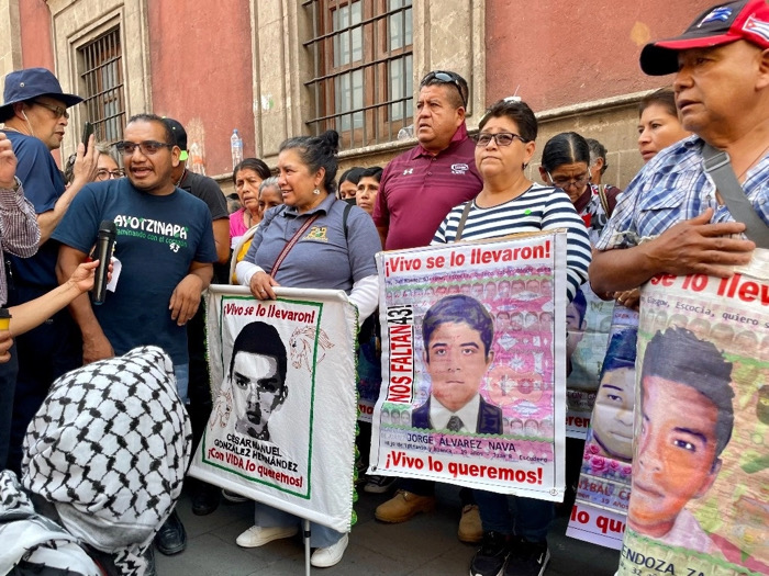 Familiares del caso de los 43 de Ayotzinapa critican promesas incumplidas de AMLO