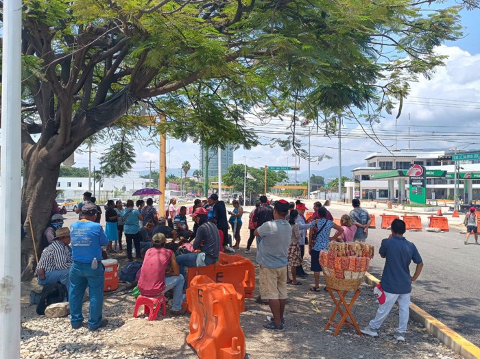 Vecinos de Patria Nueva protestan por cierre de acceso debido a obra pública