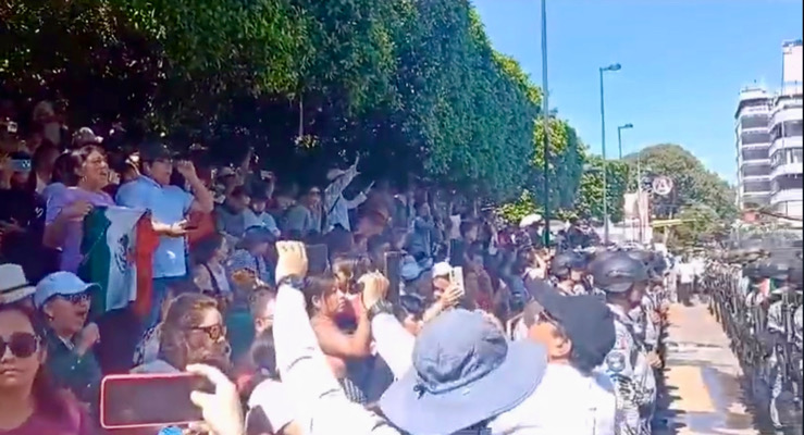 Trabajadores del Poder Judicial protestan durante el desfile del 16 de Septiembre