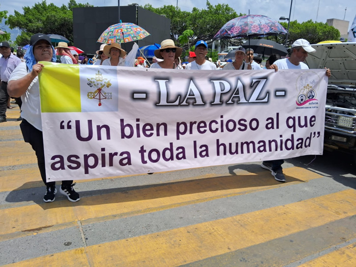 Miles de peregrinos marchan y oran por la paz en Chiapas