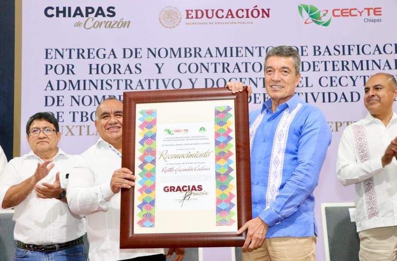 Entrega Rutilio Escandón basificación y contratos a personal del Cecyte Chiapas y Telebachillerato Comunitario