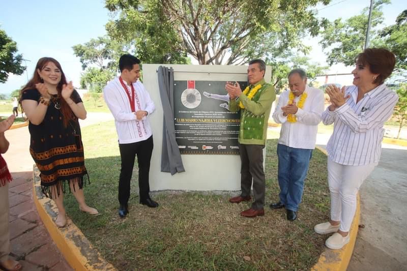 Rutilio Escandón devela placa en honor al medallista Luis Mario Nájera en la unidad deportiva de Venustiano Carranza