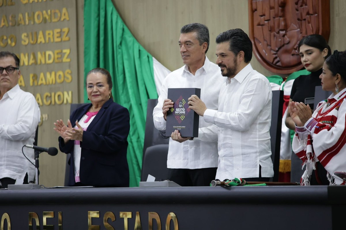 Asiste el director general del IMSS al sexto informe del gobernador de Chiapas, Rutilio Escandón