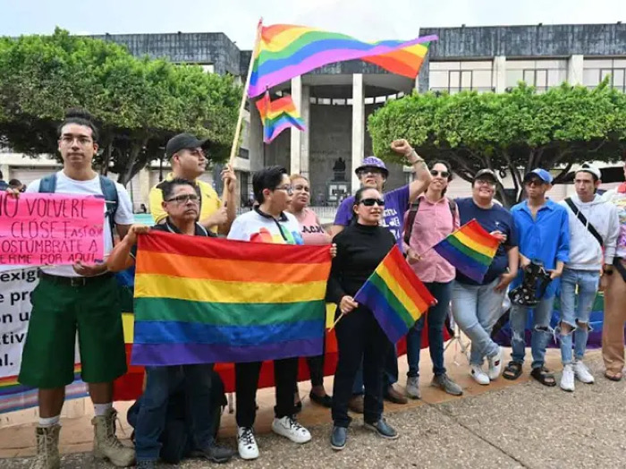 Se manifiestan en la toma de protesta de la 69 Legislatura por falta de representación LGBTTIQ+