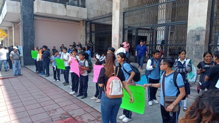 Estudiantes de secundaria demandan paz en Palestina frente al Congreso