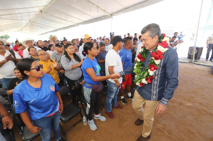 En Jiquipilas, Rutilio Escandón inaugura reconstrucción integral de cancha de futbol