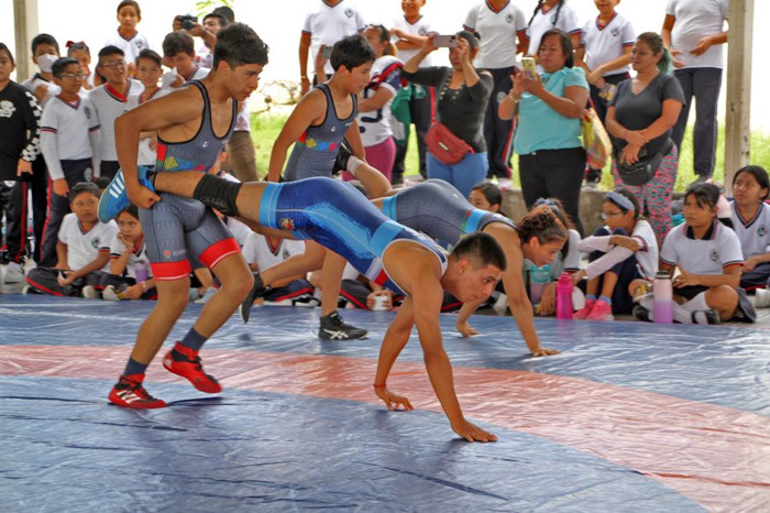 Indeporte realiza exhibiciones de Luchas Asociadas y Judo en escuela primaria