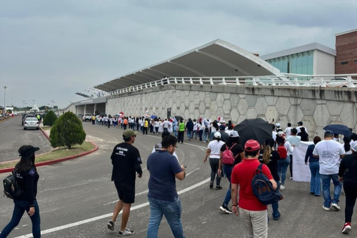 Protesta de trabajadores del PJ llega al Aeropuerto Ángel Albino Corzo