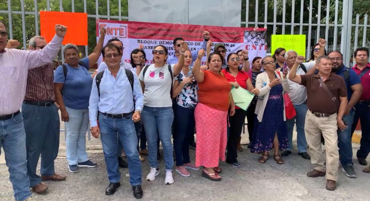 Crisis en secundarias: Docentes exigen pagos y cierran escuela en Huixtla por abandono