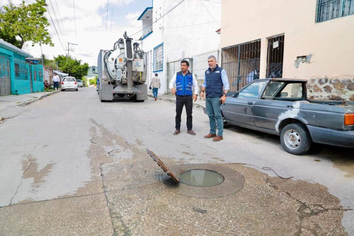 Verifica Angel Torres desazolve de red sanitaria en Colonia Siglo XXI, en Terán