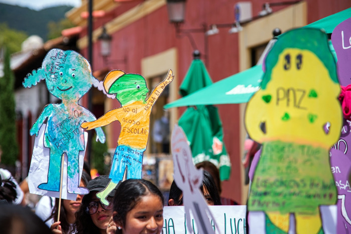 Mujeres, adolescentes y niñas marchan en SCLC para exigir el fin de la violencia