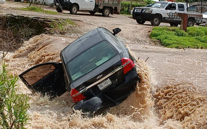 Tormenta Nadine deja tres muertos y severos daños en 19 municipios