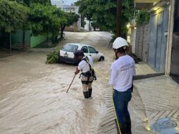 Apenas tres semanas después de fuertes inundaciones, 400 familias de Arriaga son evacuadas