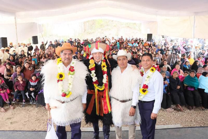 En Chamula, Rutilio Escandón inaugura el Sistema de Agua Potable de la localidad Joltzemén