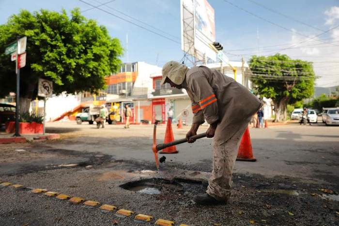 Los trabajos de bacheo serán permanentes en la ciudad: Angel Torres