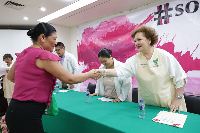 Entrega Voluntariado del IMSS Chiapas prótesis mamarias artesanales a mujeres que vencieron el cáncer