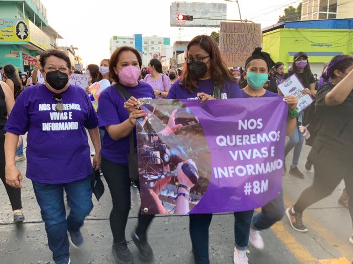 Exigen protección a periodistas tras agresión por parte de manifestantes