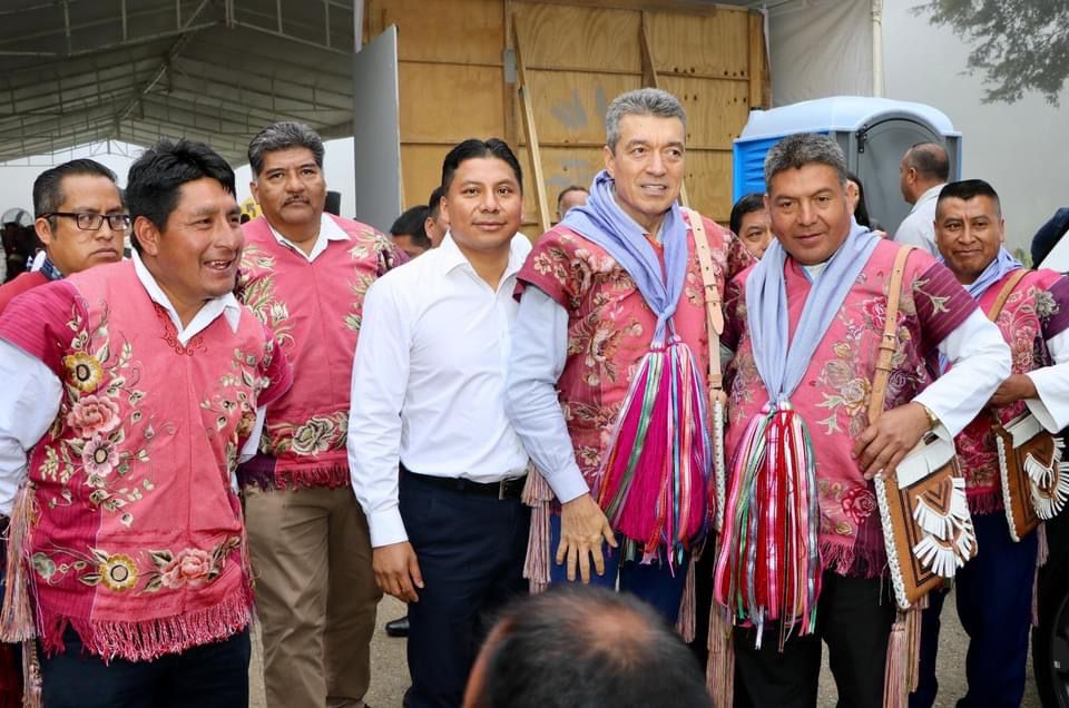 En Zinacantán, Rutilio Escandón inaugura construcción del camino Pasté-Elambó