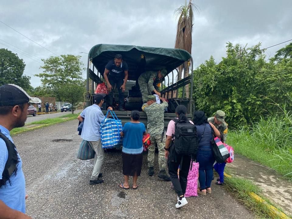 Personal del Ejército Mexicano y Guardia Nacional realiza la aplicación del Plan DN-III-E y Plan GN-Apor fuertes lluvias en Chiapas y Tabasco