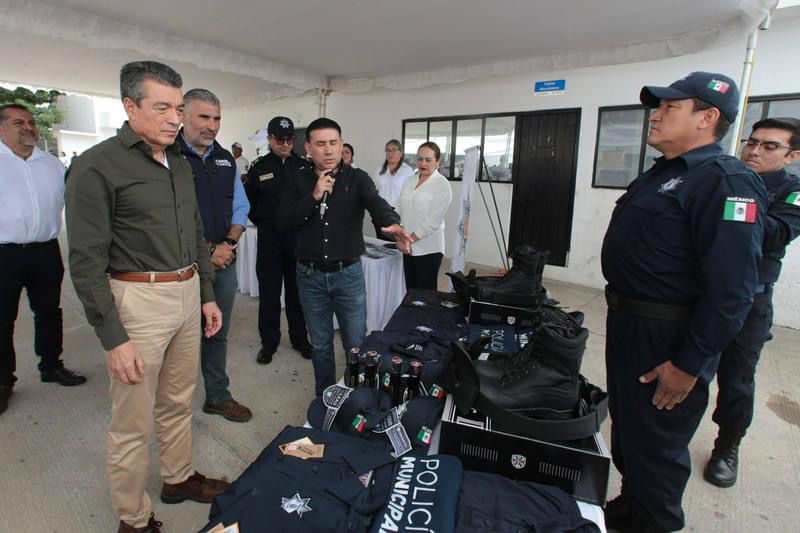 Rutilio Escandón entrega patrullas, uniformes y equipo a la Policía Municipal de Tuxtla Gutiérrez